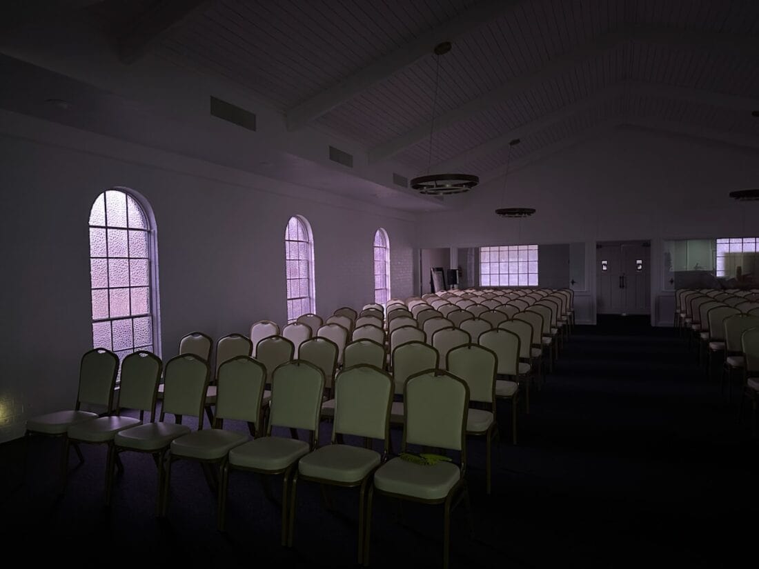 Chivari Scratch and Dent Ivory Vinyl Gold Frame Crown Back Banquet Chair CQCVI-ZF-T-SD